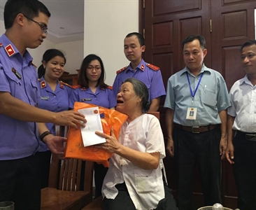 CHI ĐOÀN VIỆN KIỂM SÁT NHÂN DÂN HUYỆN GIA LÂM  TRI ÂN CÁC GIA ĐÌNH CHÍNH...